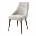 Silla de tela gris con patas de madera y detalles en latón